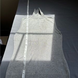 Willi Smith Sleeveless Turtleneck Lightweight Sweater Top in Light Gray